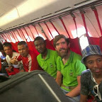 Dan Craven mit seinen Jungs aus Nambia. Komfort im Flugzeug ist nicht. Militärmaschine mit Spannsitzen, das Gepäck stapelt sich dazwischen.
