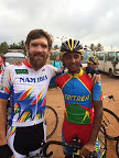 BIKE AID Fahrer Dan Craven aus Namibia und Meron Amanuel aus Eritrea bestreiten die Tropical Amissa Bongo UCI 2.1 in Gabun im Trikot ihrer Nationalmannschaft